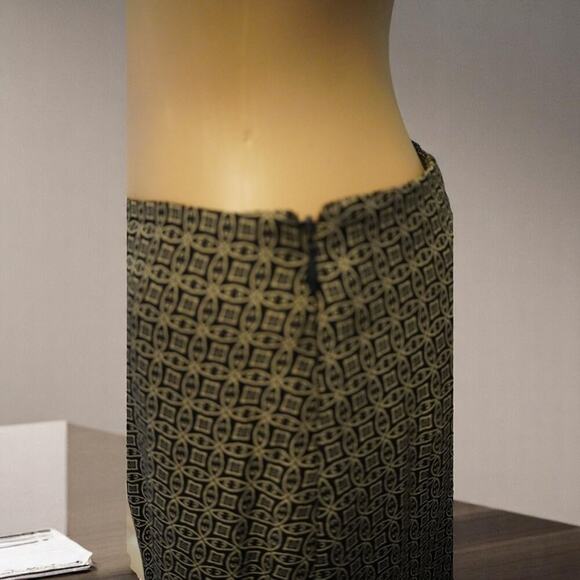 Sophisticated Geometric Print Mini Skirt - Modern Monochrome Elegance - Picture 3 of 7